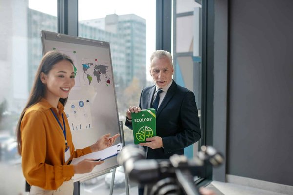 Comment une entreprise de solutions logicielles pour la gestion de la chaîne d'approvisionnement peut-elle utiliser les études de cas pour démontrer son expertise ?