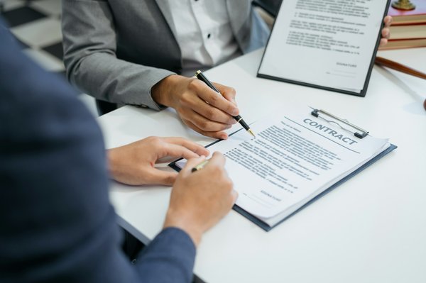 Comprendre les contrats d'hébergement avec un avocat spécialisé